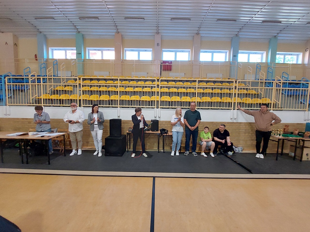 Przemówienie organizatorów przed pustymi trybunami w hali
