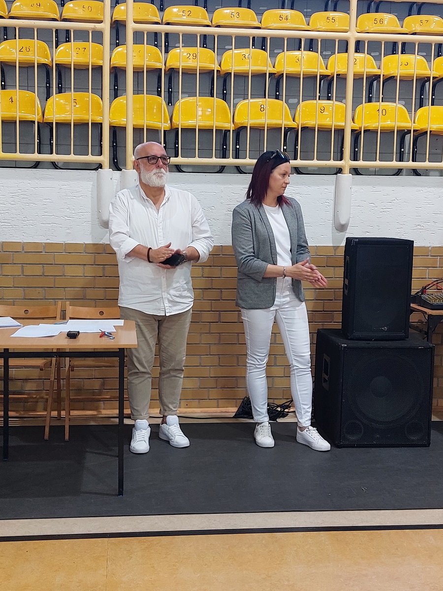 Dwoje organizatorów czeka na rozpoczęcie zawodów tenisowych