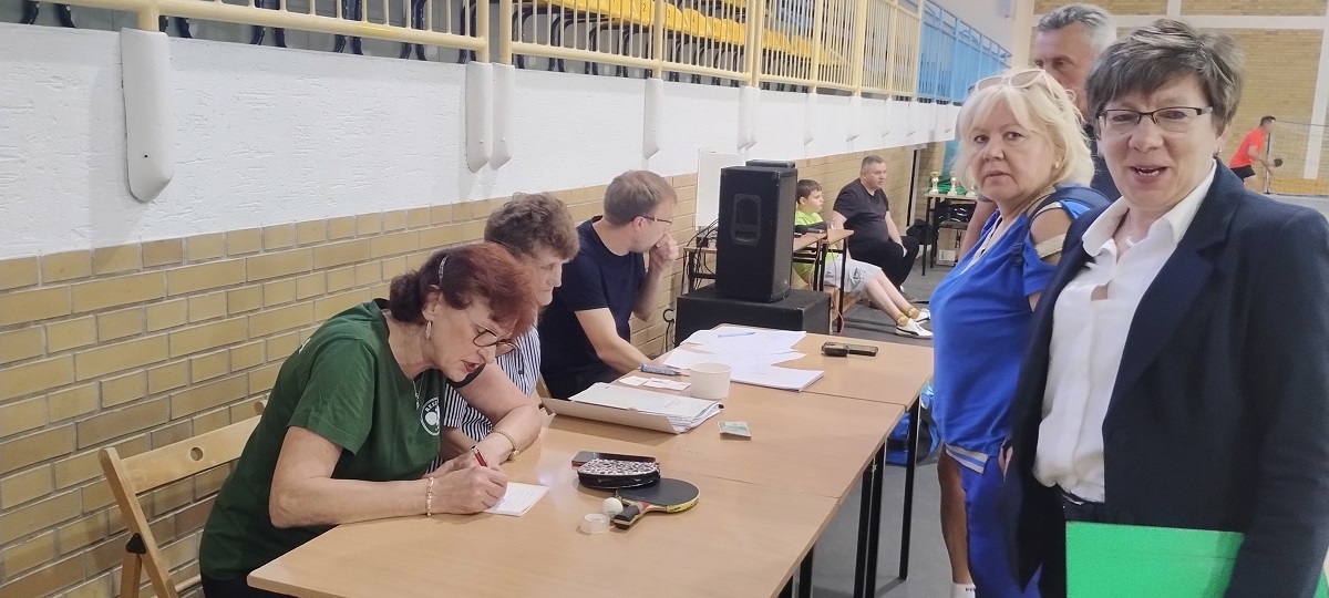 Praca komisji sędziowskiej przy stołach turnieju tenisowego