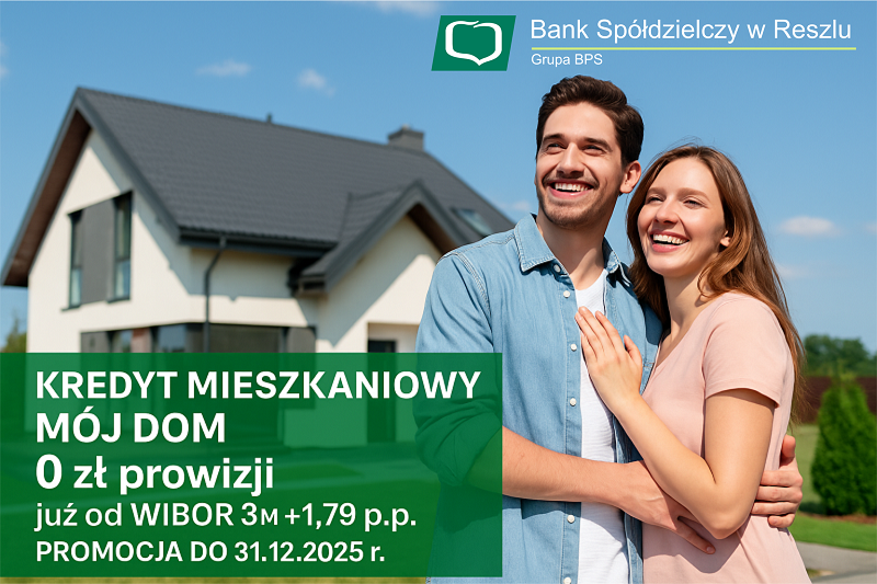 Młoda para przed domem, promocja kredytu Mój Dom